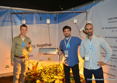 Paul Ruigrok, Javier Lomas en Juan Carrascosa (Sigrow) voor een opstelling met draadloze sensoren waarmee telers kunnen begrijpen wat er met de plant gebeurt, het microklimaat rond de plant kunnen meten en het kasklimaat nauwkeurig in beeld in kunnen krijgen.